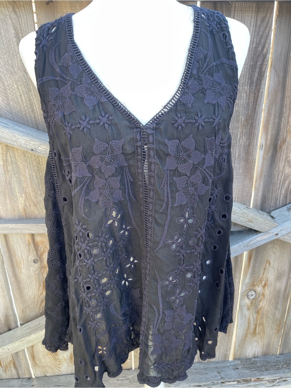Johnny Was Style Black Embroidered Eyelet Sleeveless Tunic Top Boho V-Neck S